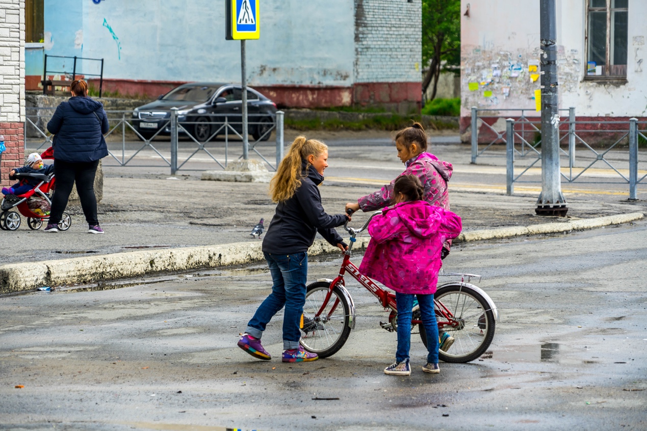 小孩走在路上骑自行车

描述已自动生成